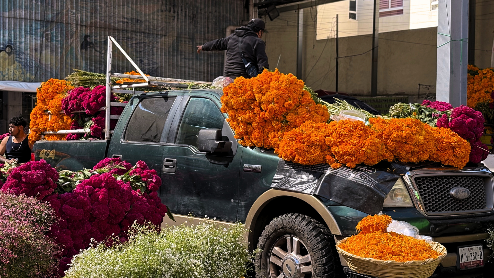 Camioneta con flores arriba